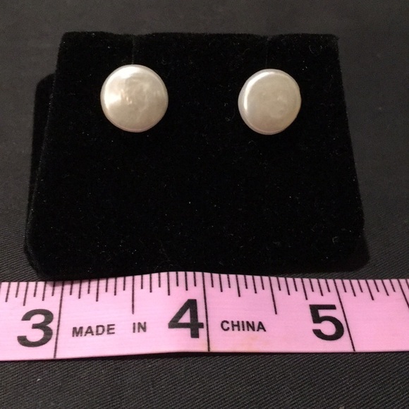 Coin pearl stud pierced earring. - Picture 7 of 7